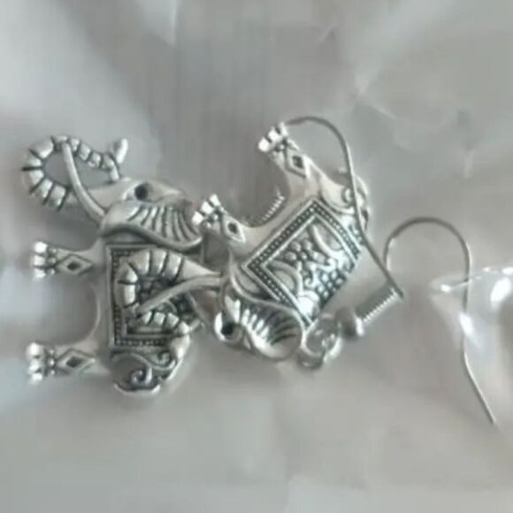 Hand crafted elephant dangle earrings - Picture 4 of 6